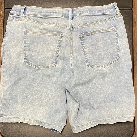 #LB918 - Lane Bryant Embroidered Bermuda Mid-Rise Denim Shorts- 20W - Picture 4 of 8